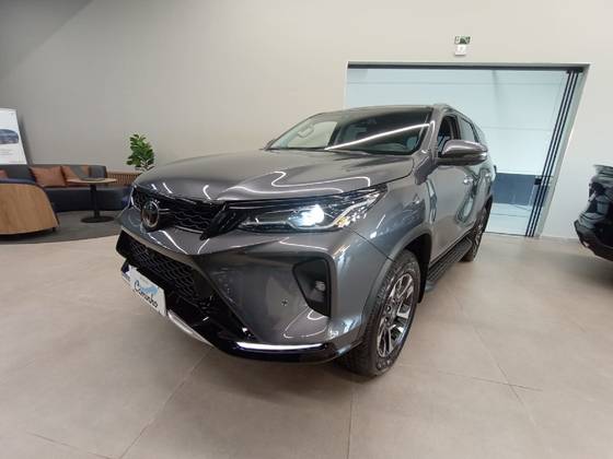 TOYOTA HILUX SW4 2.8 D-4D TURBO DIESEL SRX PLATINUM 7L 4X4 AUTOMÁTICO